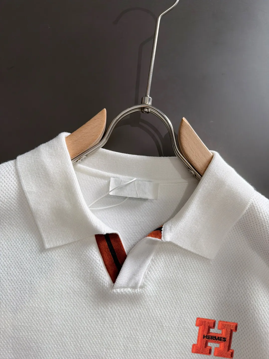 Next day shipping P195 Hermès 2026 Autumn and Winter latest sweater from the official website, now on sale at the counter simultaneously Hot Sale! Specially made of wool blended fabric. It feels comfortable and can be directly in contact with the skin. The logo badge is exquisitely embroidered, which is extremely eye-catching! The details highlight the fashionable charm of big brands. Exquisite workmanship. Three-dimensional cutting style. The wearing effect is invincible and handsome! All three standards are complete! Sizes:M-3XL